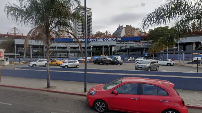 Detuvieron a una mujer que atacó con una picana a la policía y a un maletero en la terminal de ómnibus de Córdoba