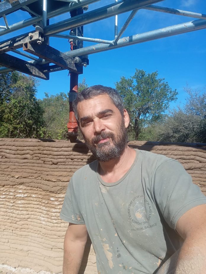 El argentino que construye con impresión 3D la primera casa de barro de Sudamérica: “Unimos saberes ancestrales y tecnología”