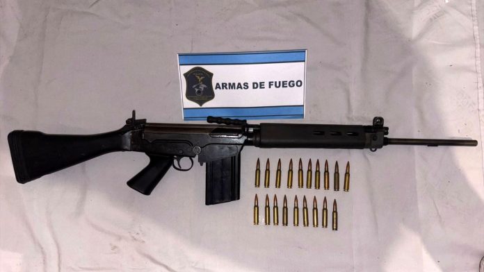 El fusil de guerra que le encontraron al acusado de ser el cerebro del intento de robo boquetero al Banco Provincia