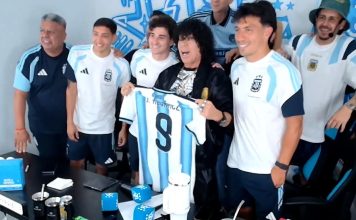 El gesto de la Mona Jiménez al encontrarse con los jugadores de la selección argentina: el regalo que le hizo Julián Álvarez