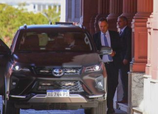 El Gobierno descarta una “salida elegante” de Adorni y remarca que su continuidad depende solo de él