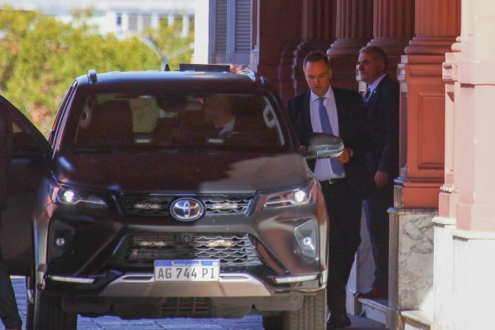 El Gobierno descarta una “salida elegante” de Adorni y remarca que su continuidad depende solo de él