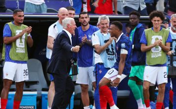 El golazo de Kylian Mbappé que abrió el marcador para Francia ante Suecia: el emotivo festejo con Deschamps