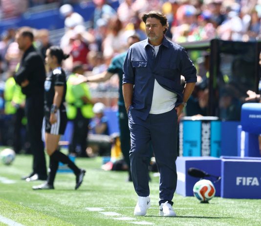 El llamativo outfit de Pochettino en el Mundial que es furor y provocó el comentario de Rooney: “Necesito saber de dónde saca su ropa”