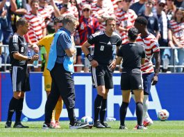 El misterioso “jugo de pepinillos” que tomó un árbitro tras sufrir una lesión en pleno partido del Mundial