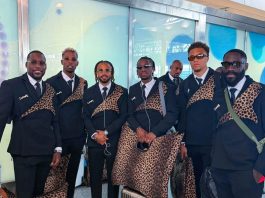 El motivo detrás del “broche de leopardo” en los particulares trajes del seleccionado del Congo para arribar al Mundial