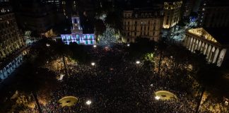 El país despide al Indio Solari: banderazos, velorio y show de Los Fundamentalistas tras la multitud en Plaza de Mayo