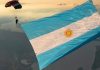 El paracaidista que cumple el sueño de hacer volar la bandera más grande de América sobre el cielo de Rosario