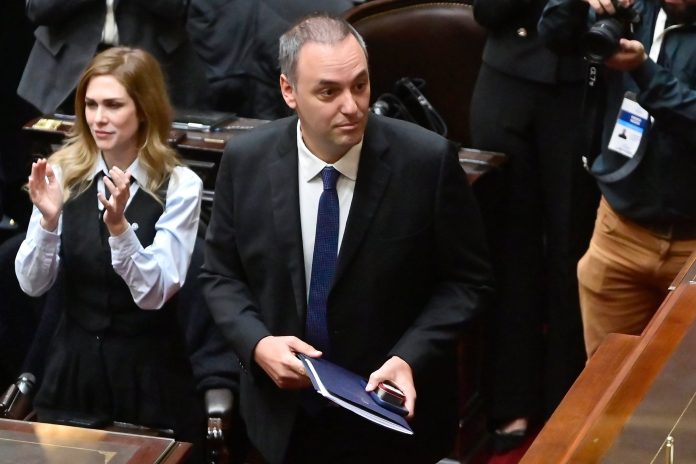 En medio de días complejos, Adorni trabaja en el informe de gestión con el que busca cambiar el eje de la discusión
