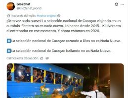 En un micro escolar, sin ventanas y a todo ritmo: la llamativa llegada al partido despedida de una selección que jugará el Mundial