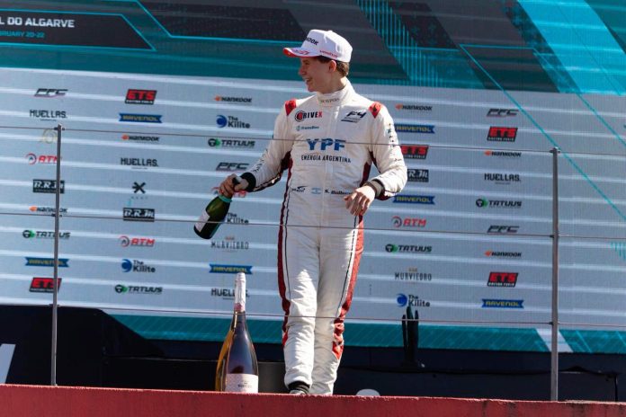 Es argentino, corre en la Fórmula 4 con el mismo equipo de Colapinto y con un coche “vintage”: su plan para llegar a la F1