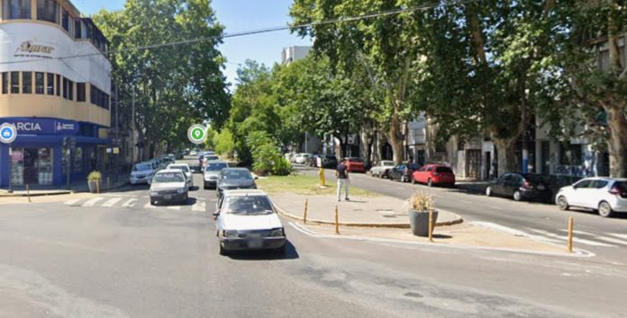 Golpearon y dejaron inconsciente a un médico de 75 años mientras esperaba el colectivo en La Plata para robarle