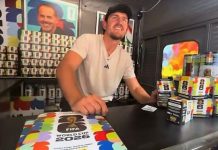 Harry Maguire sorprendió vendiendo figuritas en Nueva York tras quedar afuera de la lista de Inglaterra para el Mundial