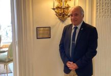 “Hay héroes que pertenecen al alma de un país”: el emotivo homenaje a los caídos en Malvinas en la embajada argentina en Francia