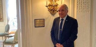 “Hay héroes que pertenecen al alma de un país”: el emotivo homenaje a los caídos en Malvinas en la embajada argentina en Francia
