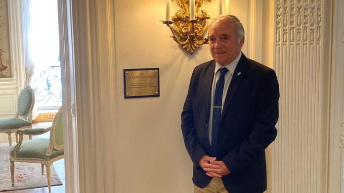 “Hay héroes que pertenecen al alma de un país”: el emotivo homenaje a los caídos en Malvinas en la embajada argentina en Francia
