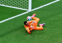Insólito: Muslera cometió otro blooper en el gol de España y Marcelo Bielsa lo reemplazó en el entretiempo