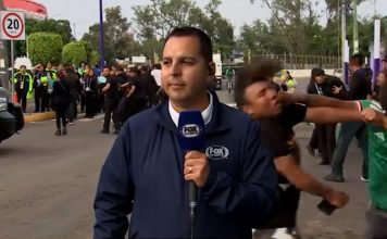 Insólito: un periodista daba un informe sobre el Mundial en la puerta del Azteca y dos fanáticos se pelearon a sus espaldas