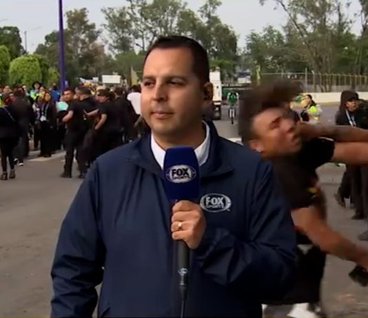 Insólito: un periodista daba un informe sobre el Mundial en la puerta del Azteca y dos fanáticos se pelearon a sus espaldas