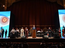 Jorge Macri encabezó el acto de promesa de lealtad a la bandera en el Teatro Colón: “Es ese sello de unidad que nos da identidad”