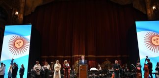 Jorge Macri encabezó el acto de promesa de lealtad a la bandera en el Teatro Colón: “Es ese sello de unidad que nos da identidad”