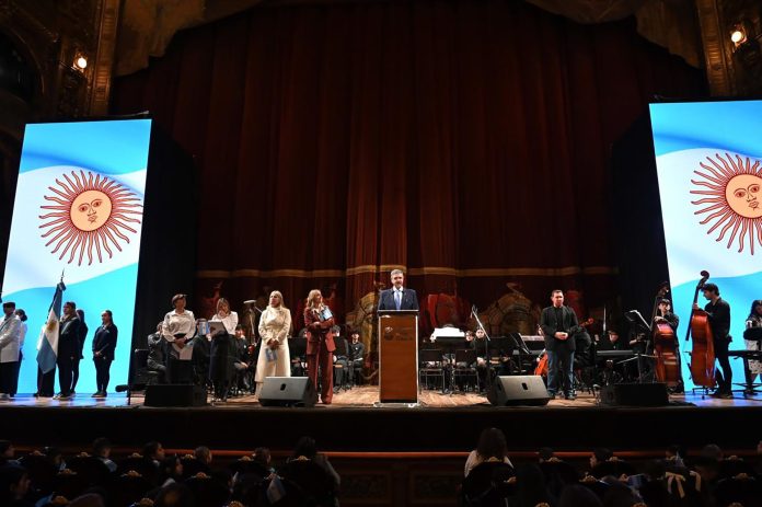 Jorge Macri encabezó el acto de promesa de lealtad a la bandera en el Teatro Colón: “Es ese sello de unidad que nos da identidad”