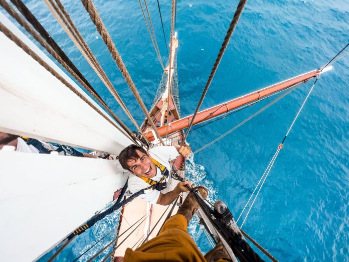 La aventura del argentino que conquistó la élite mundial de la fotografía aérea con una imagen “humanizada” de una ballena y su cría
