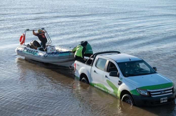 La emotiva despedida de la familia de uno de los pescadores que fue encontrado sin vida en el Río de la Plata