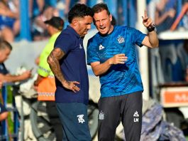 La historia del entrenador que descubrió a Marcos Senesi y construyó su camino junto a Marcelo Bielsa y Carlos Tevez