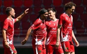 La jugada de Ronaldinho que ridiculizó a Gasly en el partido entre pilotos de la F1 y estrellas del fútbol en Mónaco