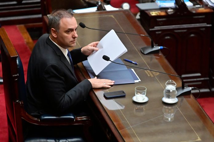 La oposición convocó a una sesión especial en Diputados y busca votos para una moción de censura contra Adorni
