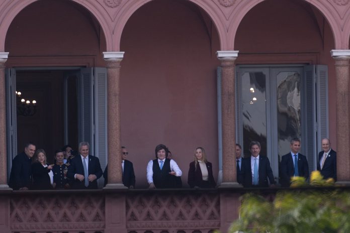 La orden que se impartió puertas adentro del Gobierno para dar vuelta la página con el caso Adorni