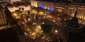 La Plaza de Mayo despide al Indio Solari con música, llanto, abrazos y pogo: “Hoy se murió el poeta de mi vida”
