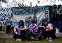 Las 24 mejores fotos del último adiós al Indio Solari: miles de fanáticos se congregan en Avellaneda