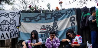 Las 24 mejores fotos del último adiós al Indio Solari: miles de fanáticos se congregan en Avellaneda