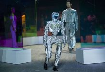 Los robots humanoides llegaron al mundo de la moda y compartieron pasarela con modelos en un desfile