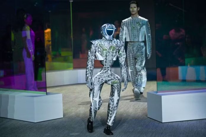Los robots humanoides llegaron al mundo de la moda y compartieron pasarela con modelos en un desfile