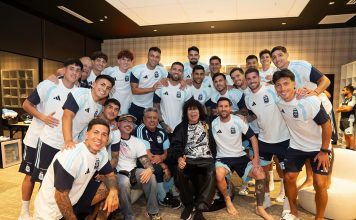 Los videos del show de la Mona Jiménez para la selección argentina: el gesto viral de Messi y el jugador-cantante