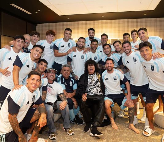 Los videos del show de la Mona Jiménez para la selección argentina: el gesto viral de Messi y el jugador-cantante