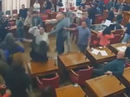 Patadas, empujones y trompadas a una mujer: escándalo entre taxistas y choferes de apps en el Concejo Deliberante de Mar del Plata
