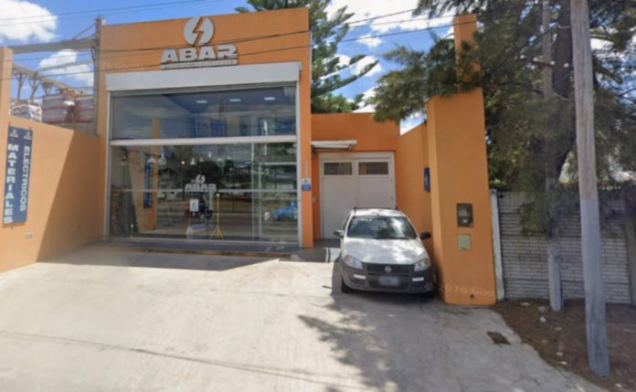 Perforaron el techo de un local de materiales eléctricos en La Plata y se llevaron $12.000