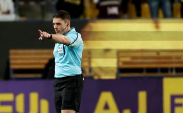 Piden apartar a un árbitro del VAR en el Mundial por hacer un gesto de supremacía blanca antes de un partido