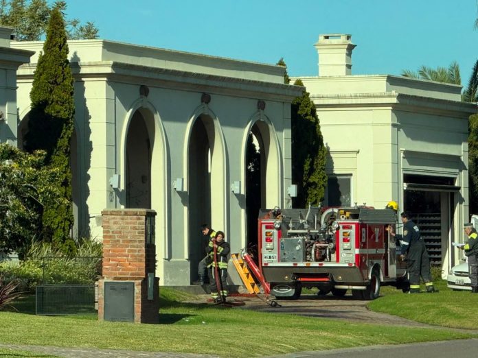 Principio de incendio en la casa del “Chiqui” Tapia en Campana: bomberos trabajan para controlar el fuego