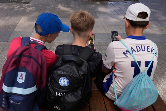 Reino Unido bloqueará el acceso a redes sociales a menores de 16 años; también impondrá un toque de queda digital