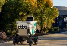 ¡Salí de ahí! Un robot que hace delivery se metió en el medio de un allanamiento
