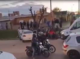 Se conoció un nuevo video del hombre que manejó borracho una retroexcavadora y casi atropella a un motociclista