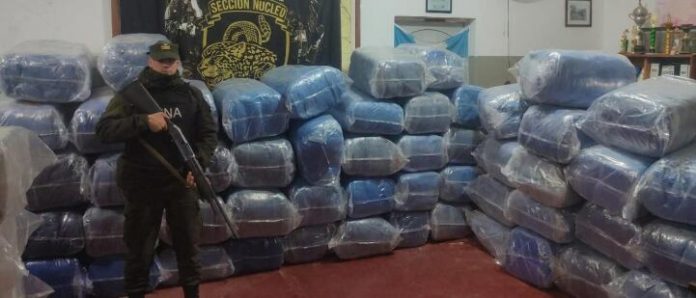 Secuestran más de mil kilos de hojas de coca y cerca de 22 mil paquetes de cigarrillos en Salta