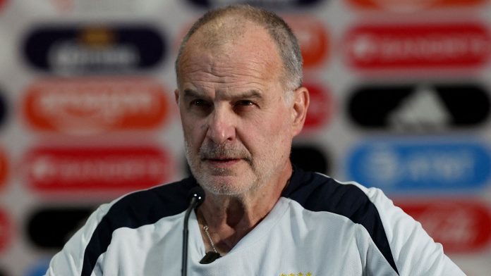 Seis respuestas en 38 segundos: la extraña entrevista de Marcelo Bielsa antes del debut de Uruguay en el Mundial 2026