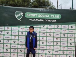 Tiene 8 años, descubrió el tenis en una plaza y ya compitió en el Nacional de Menores: el sorprendente camino de Tomás