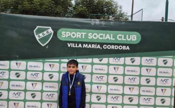 Tiene 8 años, descubrió el tenis en una plaza y ya compitió en el Nacional de Menores: el sorprendente camino de Tomás